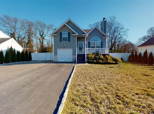 32 Adobe Dr, Shirley, NY 11967