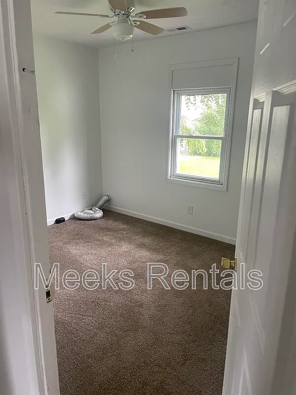 3 bed, 1.0 bath, 800 sqft, $900 — Photo 3