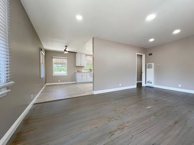 2247 Earl Ave — Photo 2