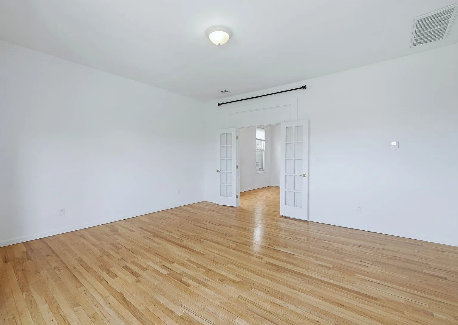 3 bed, 1.0 bath, 1100 sqft, $3,000 — Photo 4