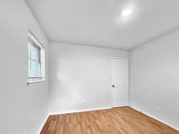 5th image of 4325 Prairie Ln