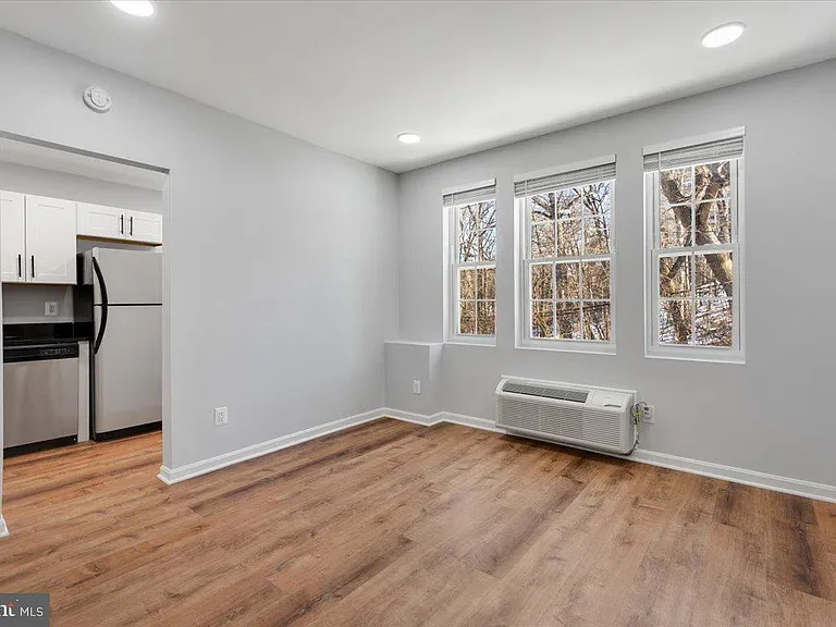 1909 N Rhodes St #25 — Photo 24