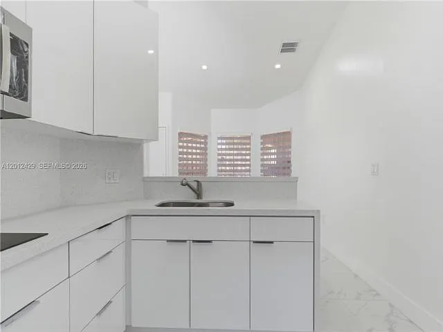 4 bed, 3.0 bath, 1225 sqft, $3,900 — Photo 3
