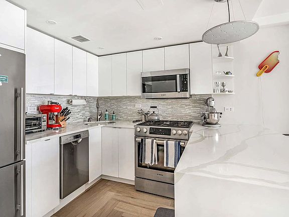 3rd image of 235 E 57th St APT 17C