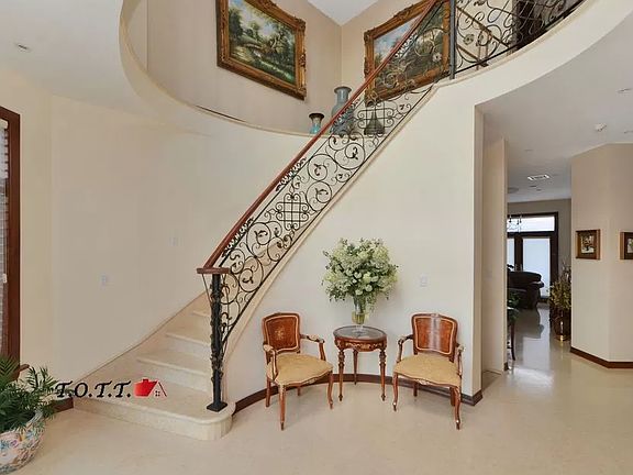 5th image of 31 Barlow Dr