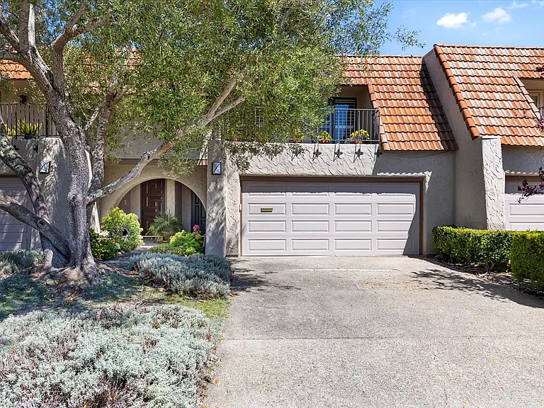 9 Heritage Ct — Photo 1