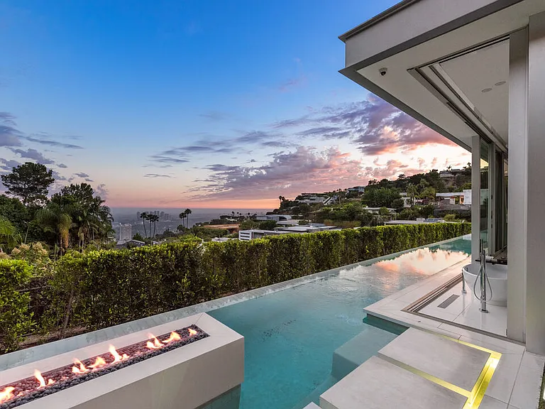 1814 N Doheny Dr — Photo 30