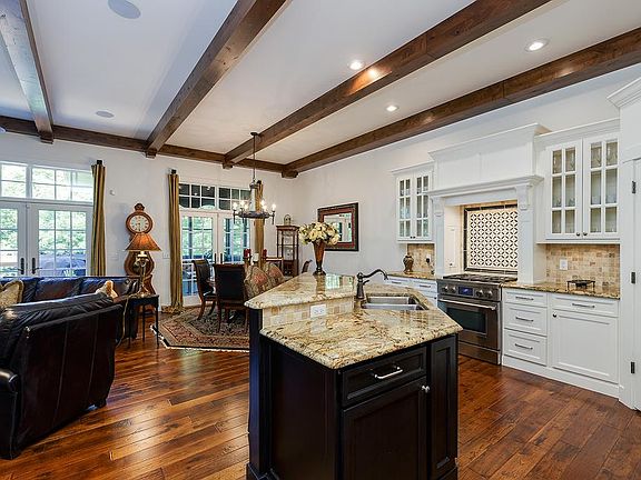 3rd image of 3713 Woodland Cir