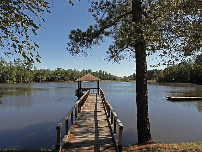 Lakeside Apartments — Photo 5