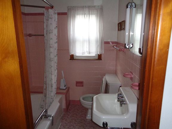 5th image of 221 Linden Ave