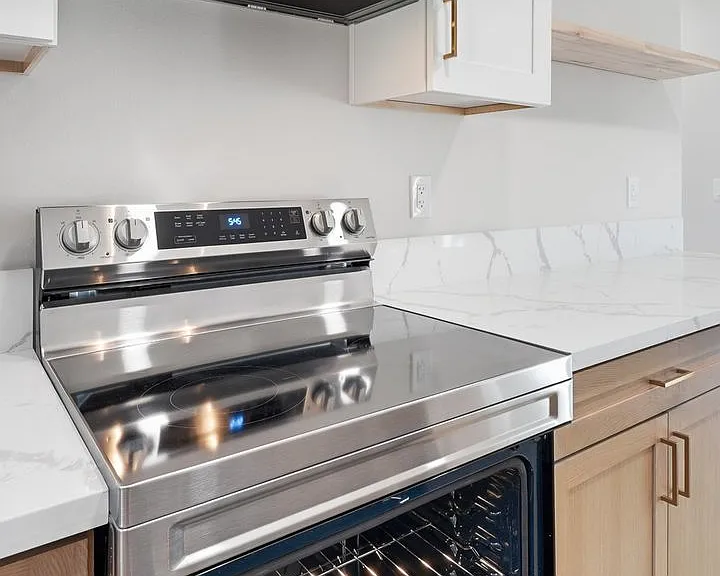Cambridge Apartments — Photo 14