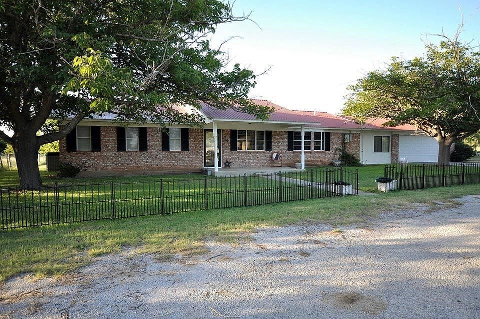 BEAUTIFUL HOME LOCATED AT THE END OF A FRIENDLY STREET.