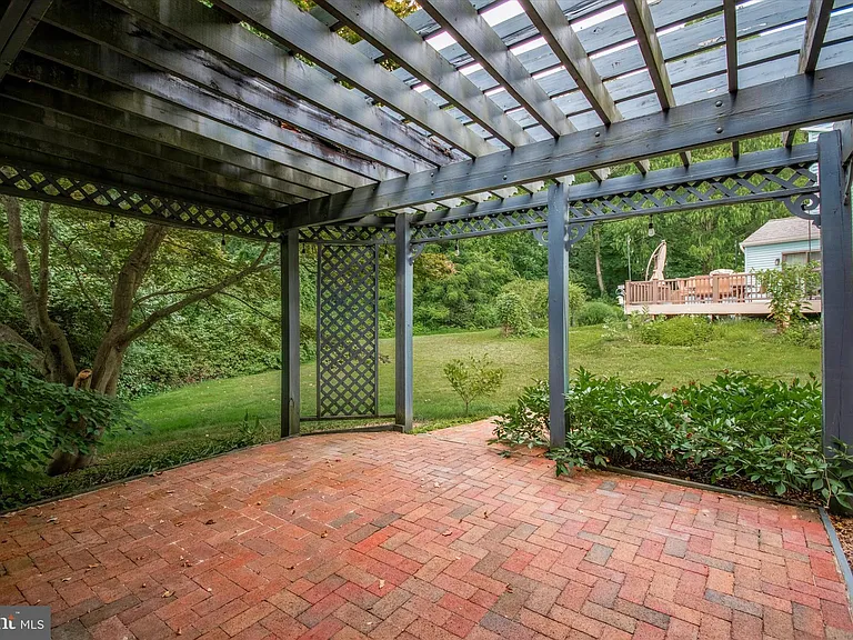 1607 Barbara Dr — Photo 24