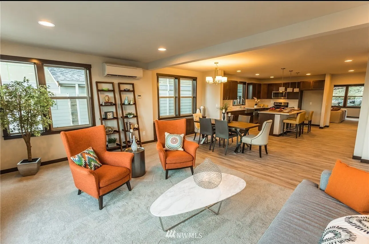 5 bed, 2.5 bath, 3392 sqft, $2,500 — Photo 2