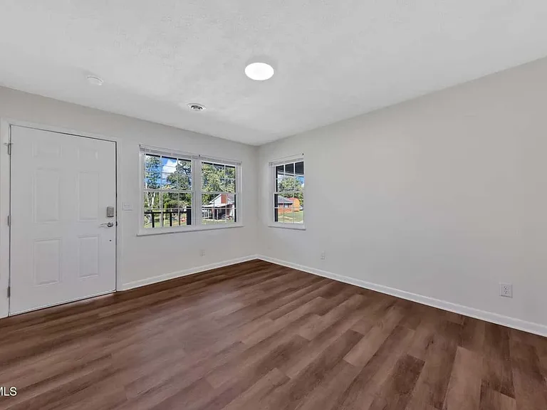 528 Parrish Ln — Photo 5