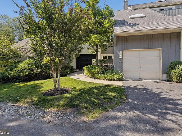 911 Chanticleer — Photo 39