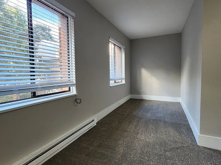 Florence Apartments — Photo 32