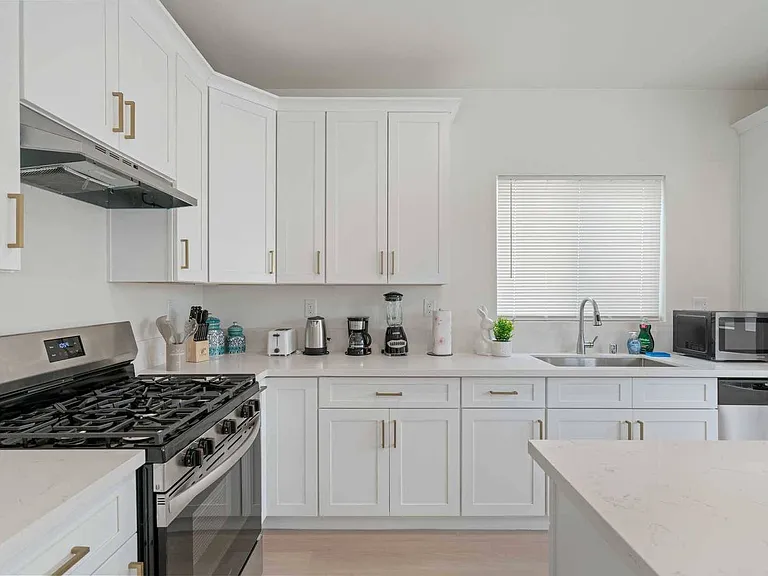 761 Lewis St — Photo 12