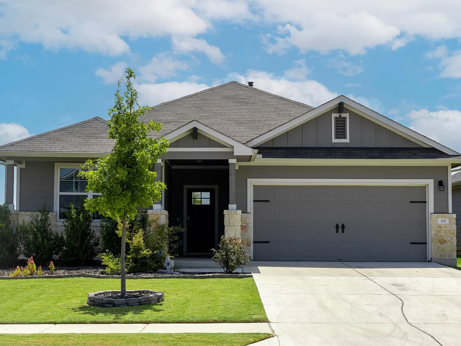 4 bed, 2.0 bath, 1612 sqft, $2,200 — Photo 1