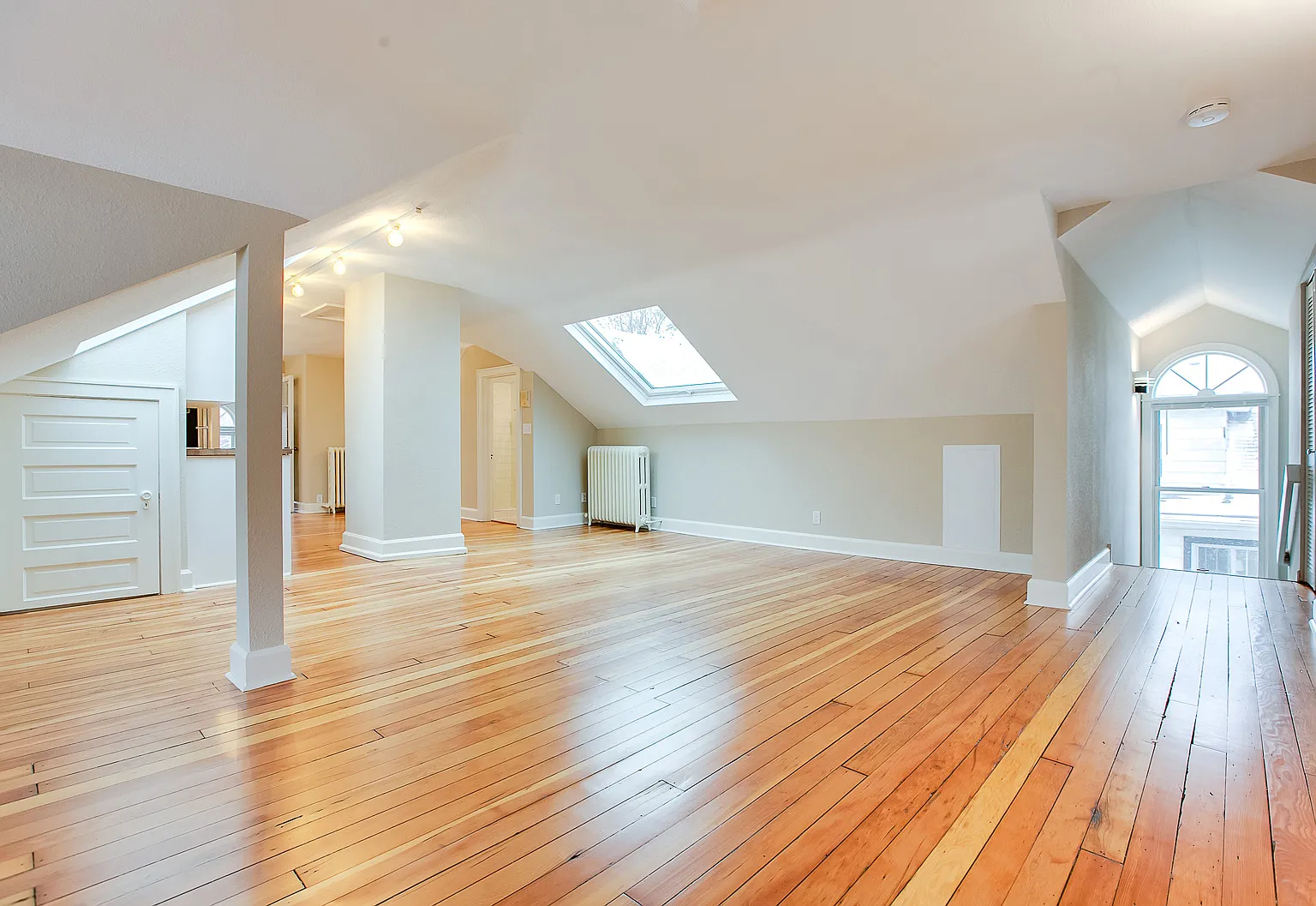 Blaisdell 2450 - 3 — Photo 4