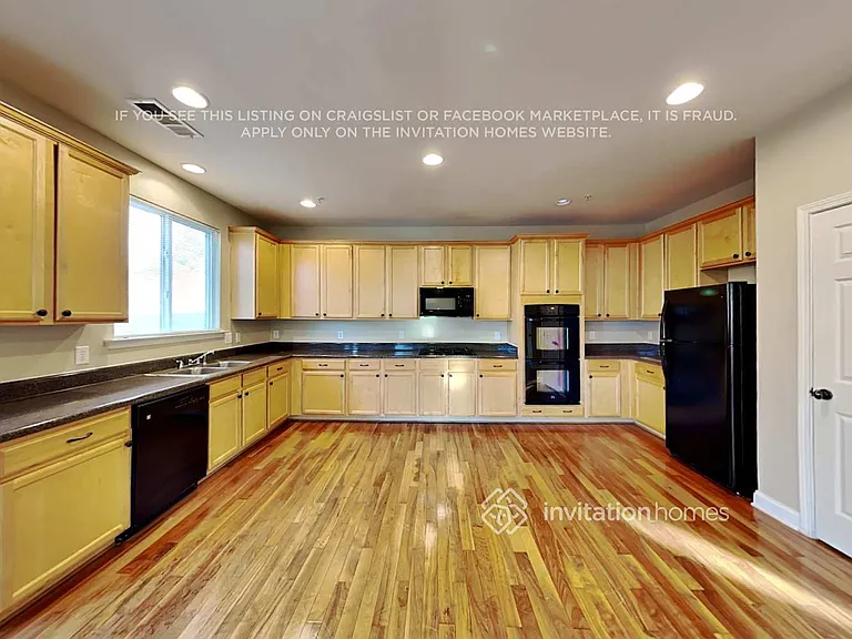 380 Roseglen Dr — Photo 10