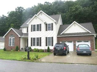 39 Alexander Dr, Van Lear, KY 41265