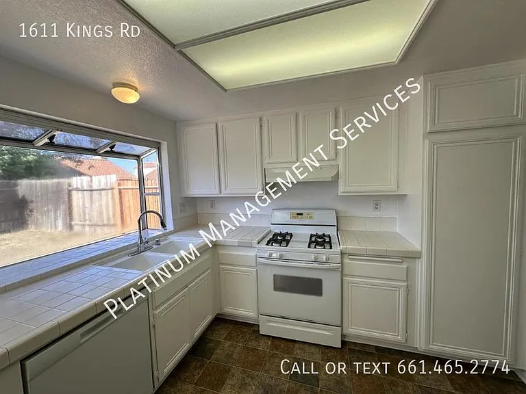 1611 Kings Rd — Photo 8