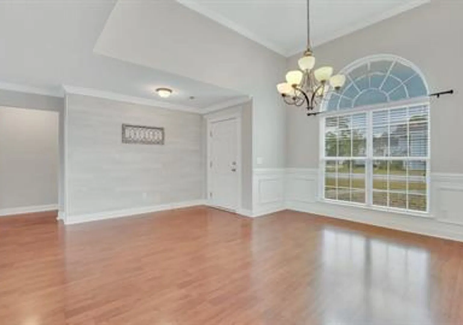 Spacious 4-bedroom/2 bath Brick home in Griffin Park! — Photo 3