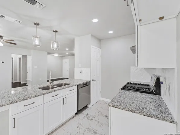 210 WOODVIEW DR, Live Oak, TX 78233