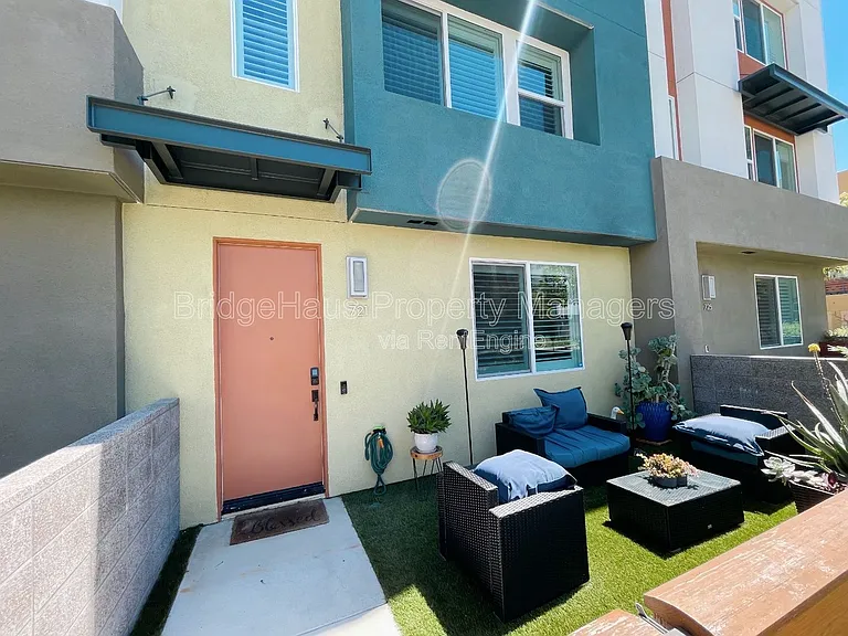 721 Shoreline Rd — Photo 1