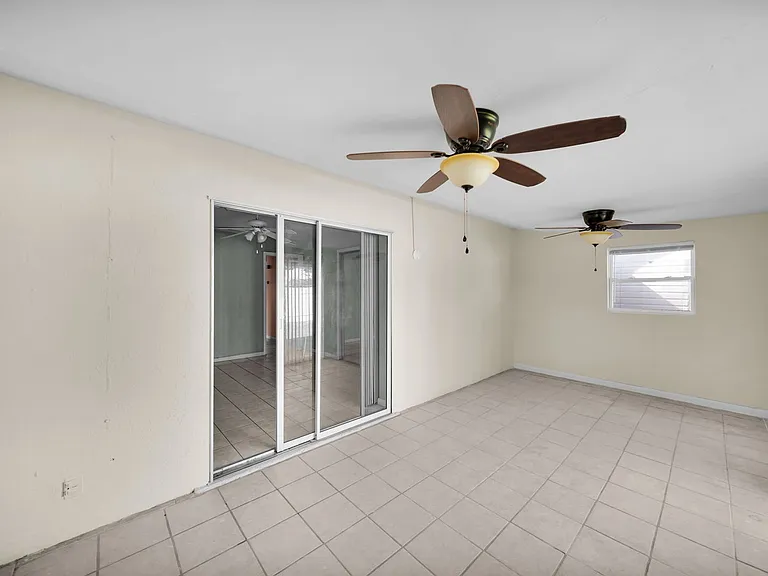 517 SE 23rd Pl — Photo 17