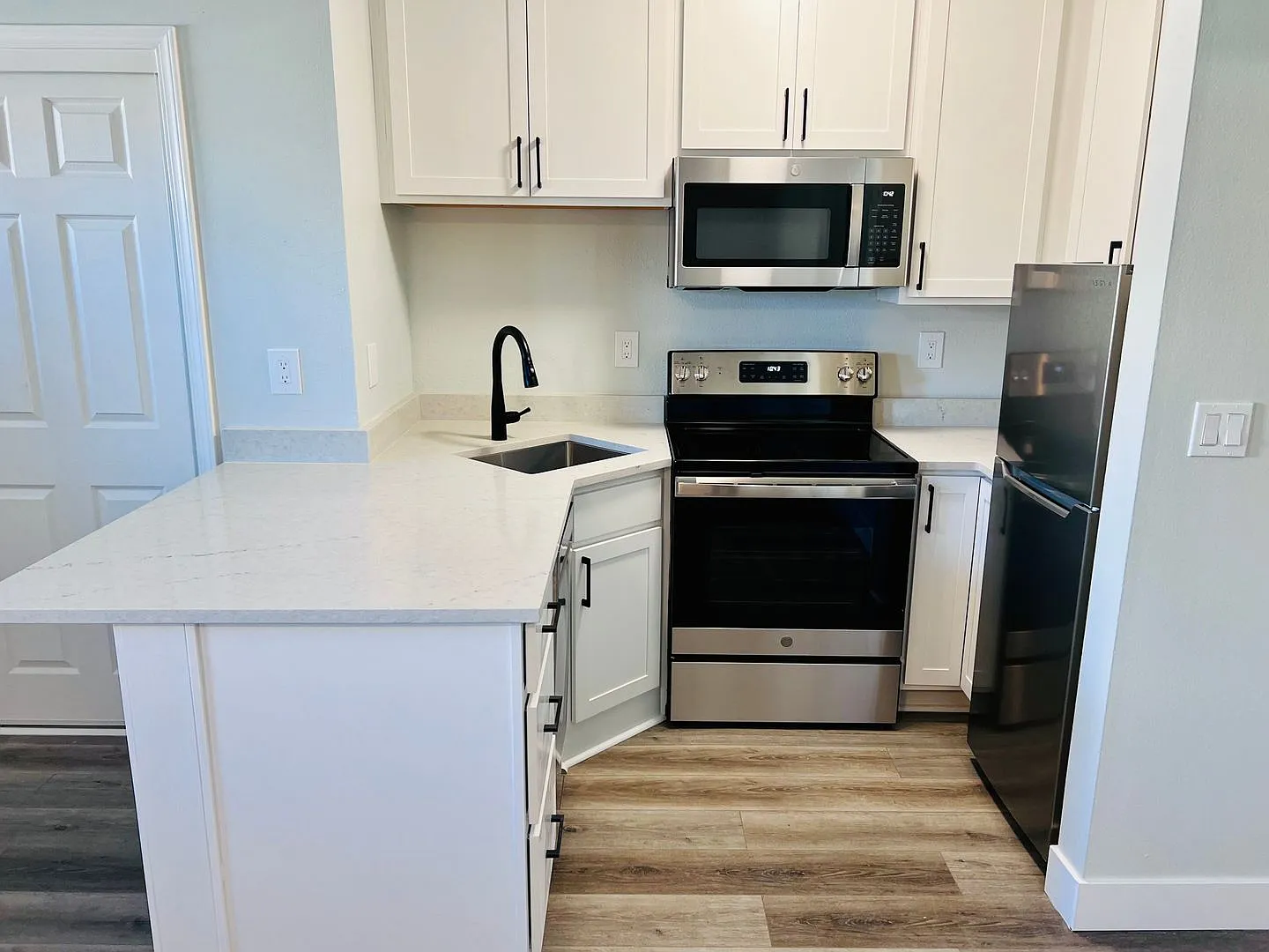 #202-5618 N Greeley Ave — Photo 3