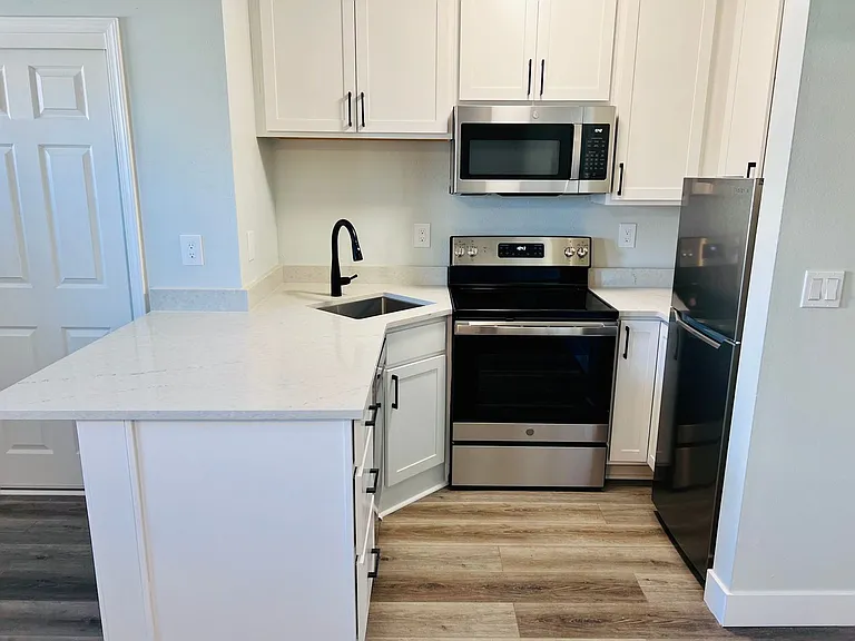 #202-5618 N Greeley Ave — Photo 3