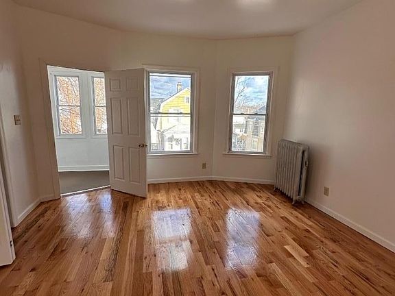 4th image of 68 Llewellyn Ave