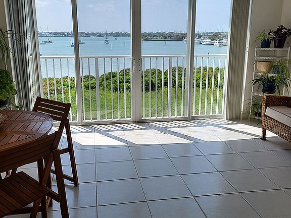 3rd image of 31 Harbour Isle Dr W Unit 302