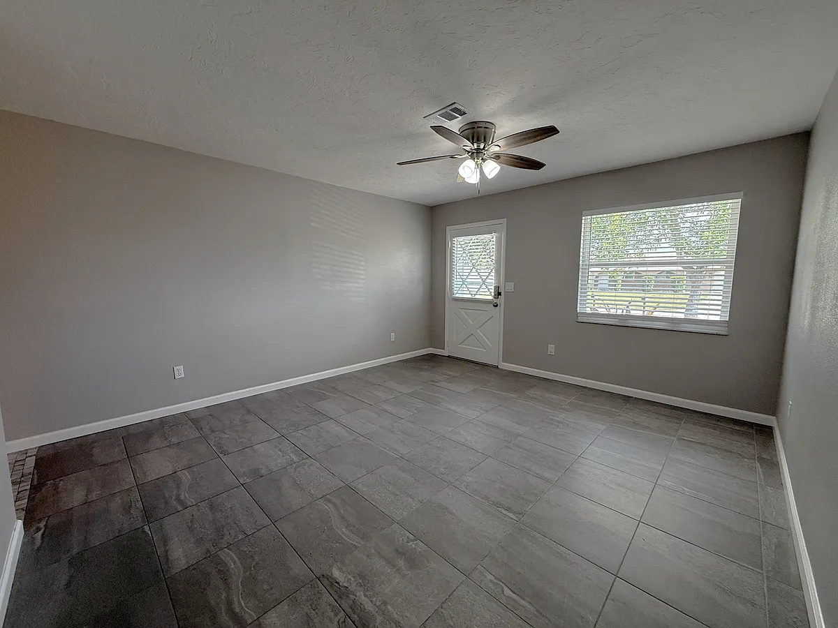 Living Area - 606 Briarwood Rd