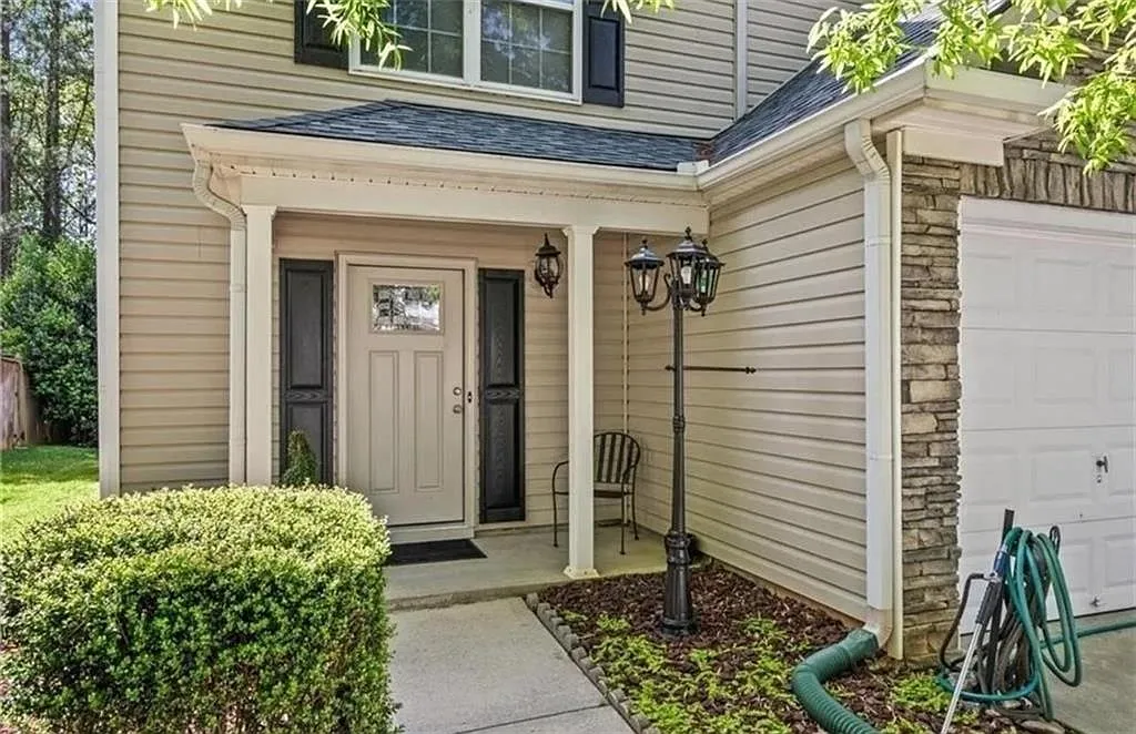 3 bed, 2.5 bath, 1680 sqft, $2,300 — Photo 2
