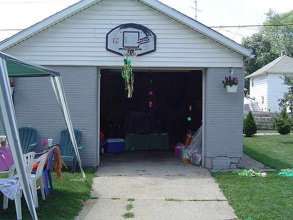 1.5 Car Detached Garage