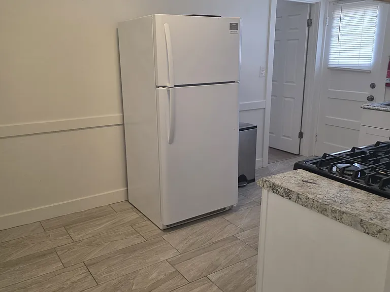 85 S Grand Oaks Ave — Photo 10