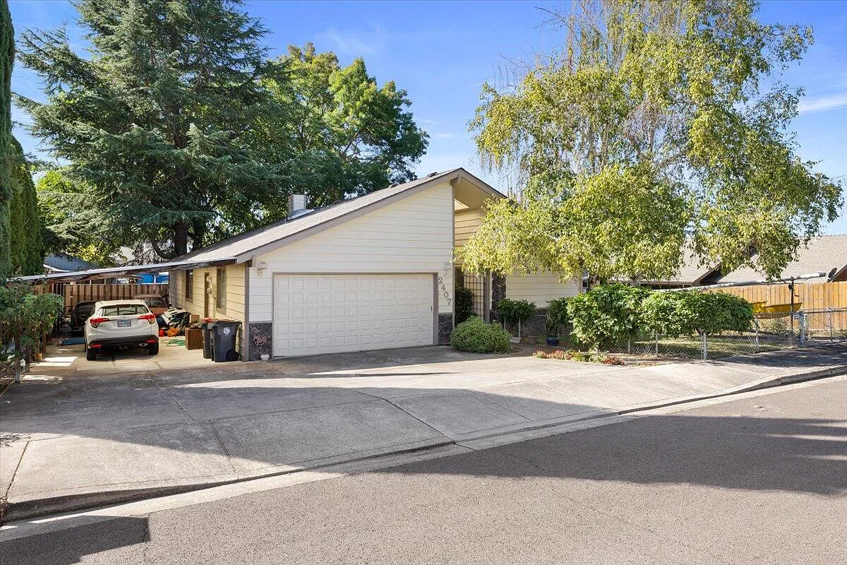 2407 Pinebrook Cir photo 1