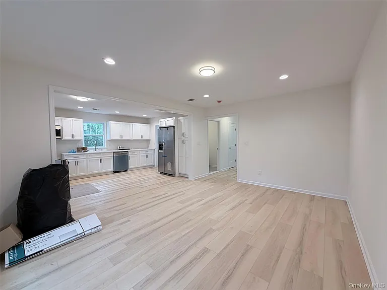 102 Pulaski Rd — Photo 4