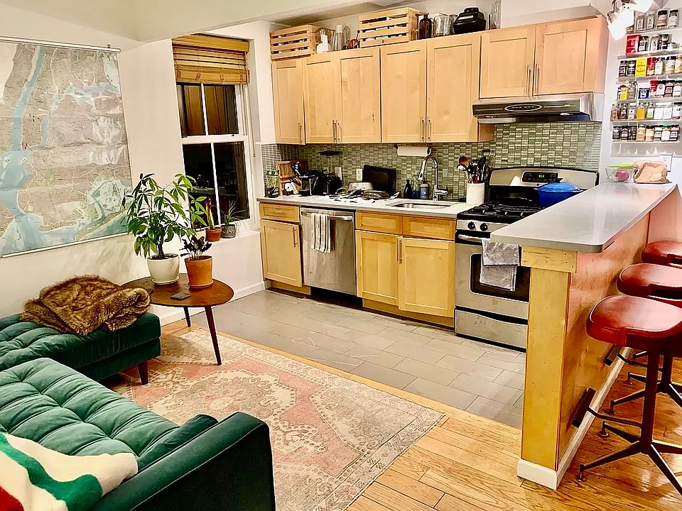 1st image of 256 N 6th St APT 3