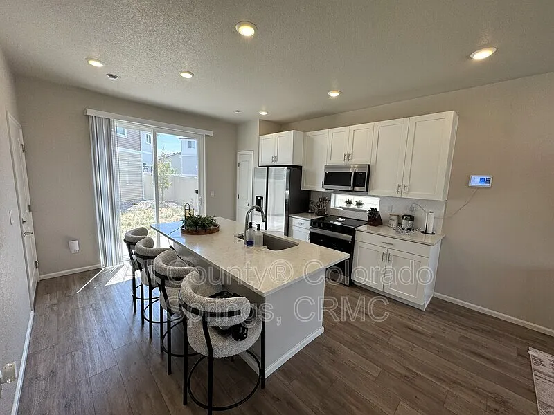 3 bed, 2.5 bath, 2026 sqft, $2,595 — Photo 3