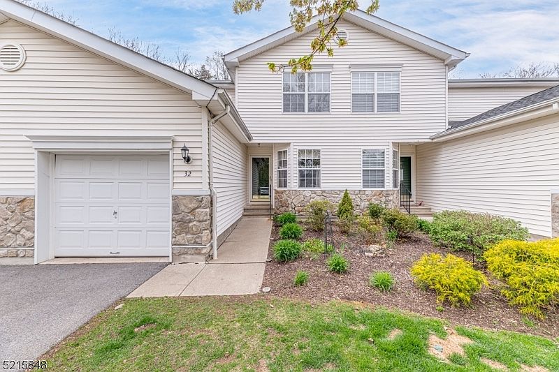 1st image of 32 Portsmouth Ct