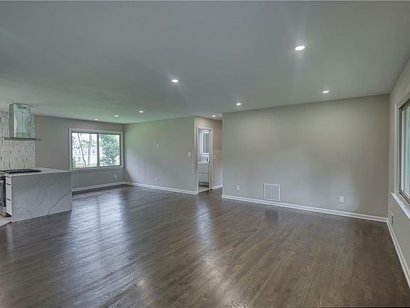 3rd image of 32 Eva Ln