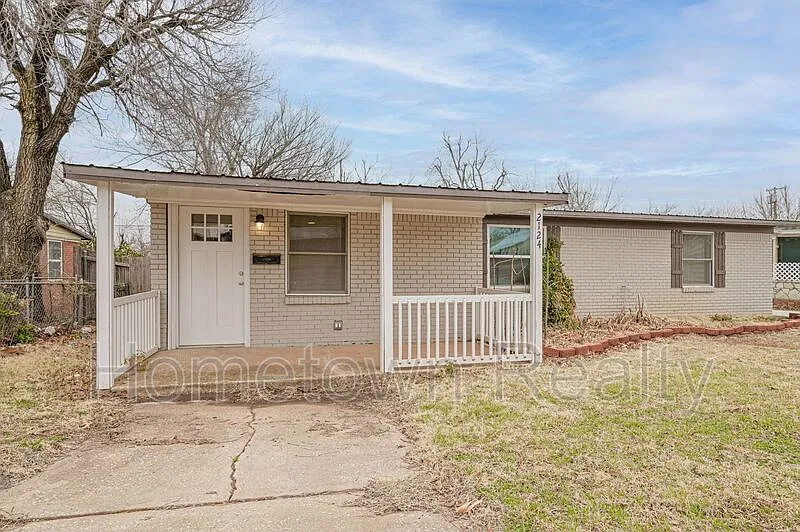 3 bed, 1.0 bath, 1010 sqft, $995 — Photo 2