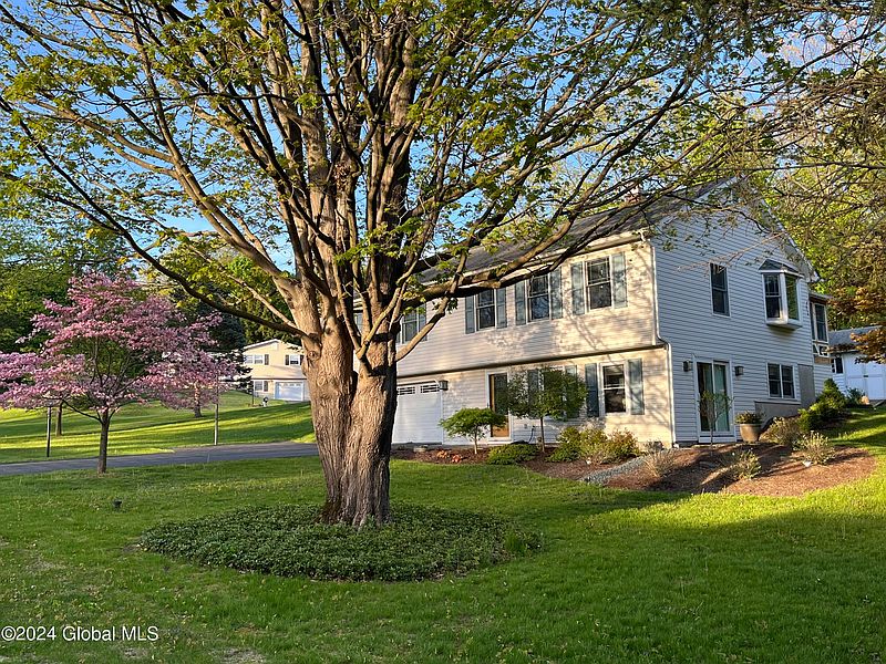 2nd image of 33 Oxford Circle