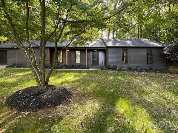 8001 Saddlehorse Ln, Charlotte, NC 28215