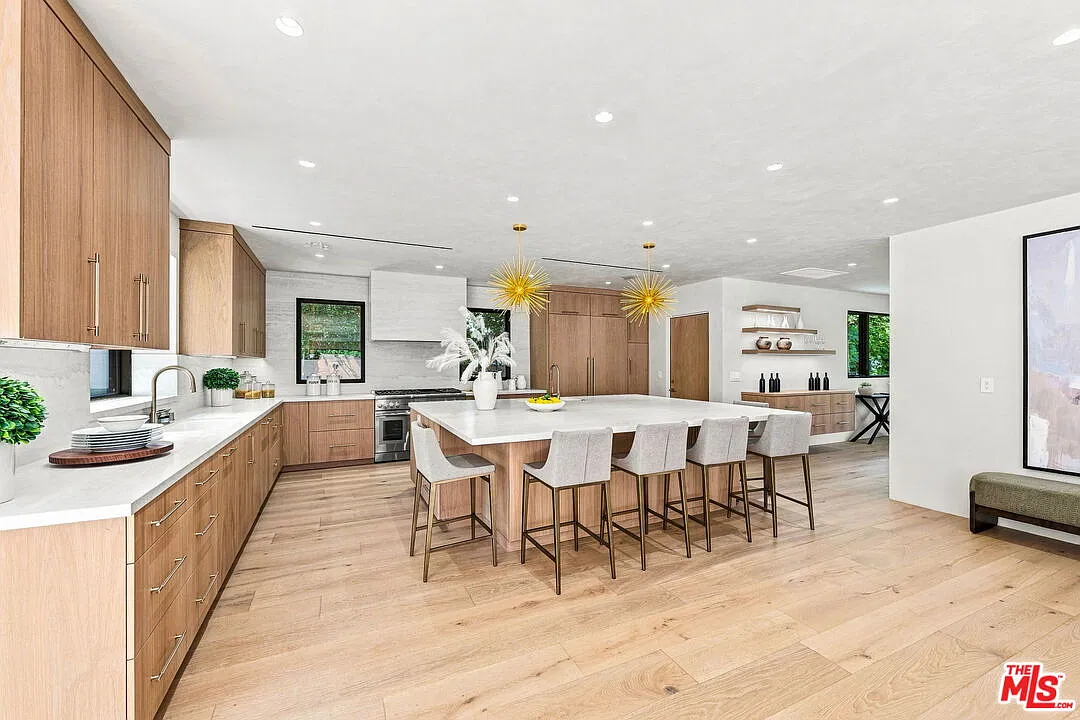 5 bed, 5.5 bath, 4445 sqft, $19,500 — Photo 4