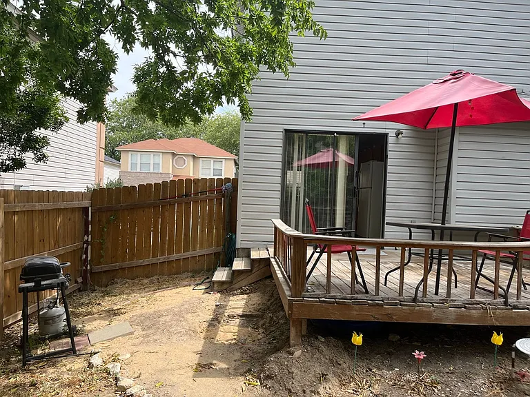 15 McLennan Oak — Photo 26